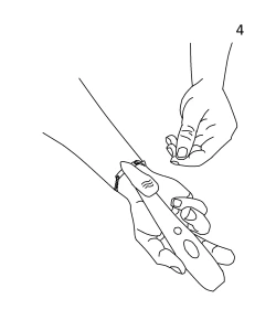 Une main utilise la pince pour attacher un bracelet