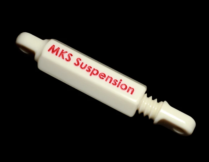Le bloqueur de suspension photographié de trois quarts, avec son marquage rouge.